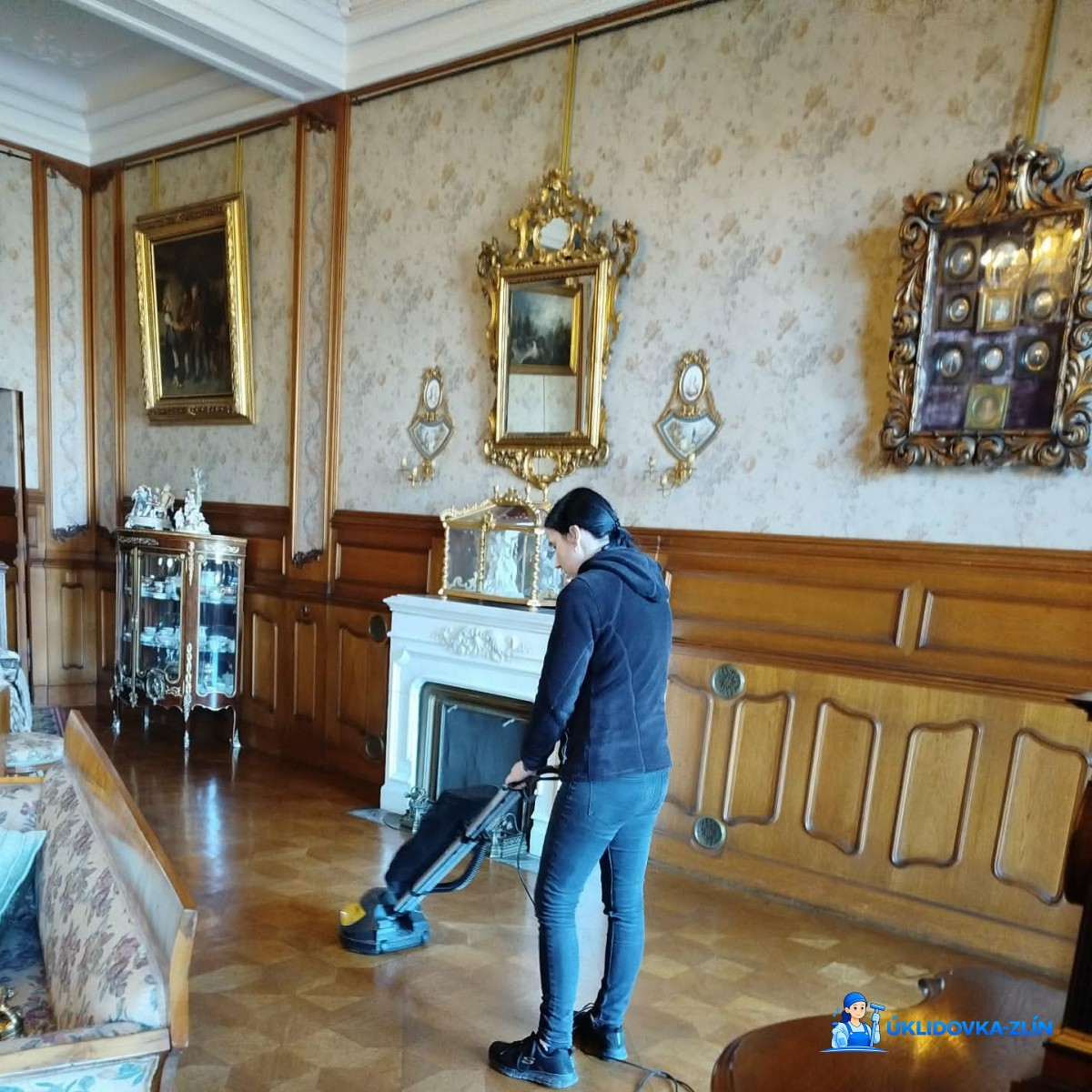 Leštění podlahy v historickém interiéru – generální úklid Zlín (zámek ZOO Lešná)